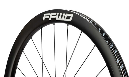 Komplet kół RYOT44 SET FCC (44MM) WHT SP 24H/24H DT240 EXP 2:1 12MM TA (opona)