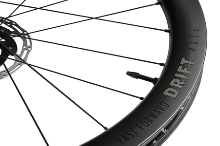 Komplet kół DRIFT PACE SET FCC (48MM) SP 24H/24H MBL FFWD N/GAGE 2:1 12MM (opona)