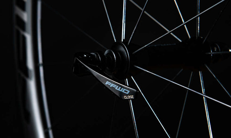 Komplet kół F6R (60 MM) SP 24H/24H UD BLACK 1:1 CLINCHER (opona)