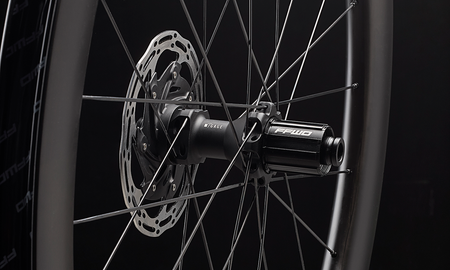 Komplet kół RYOT55/77 WHT COMBO SET FCC SP 24H/24H FFWD N/GAGE 2:1 12MM TA (opona)